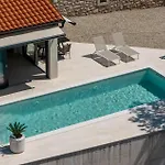 Vikendica Luxurious In